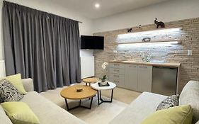Central Luxury Apartment In Paralia Ofryniou